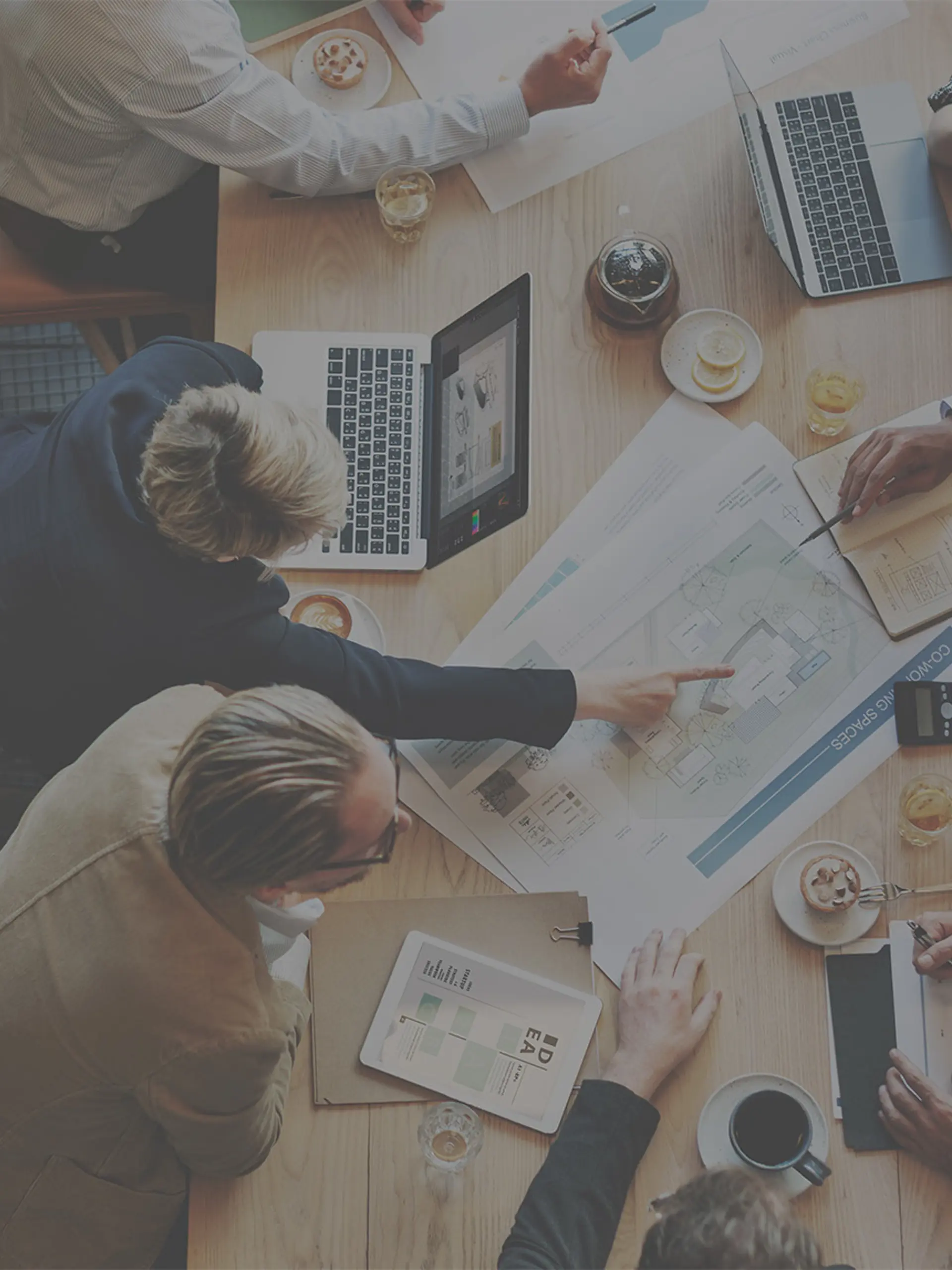 Medarbejdere ved skriveborg