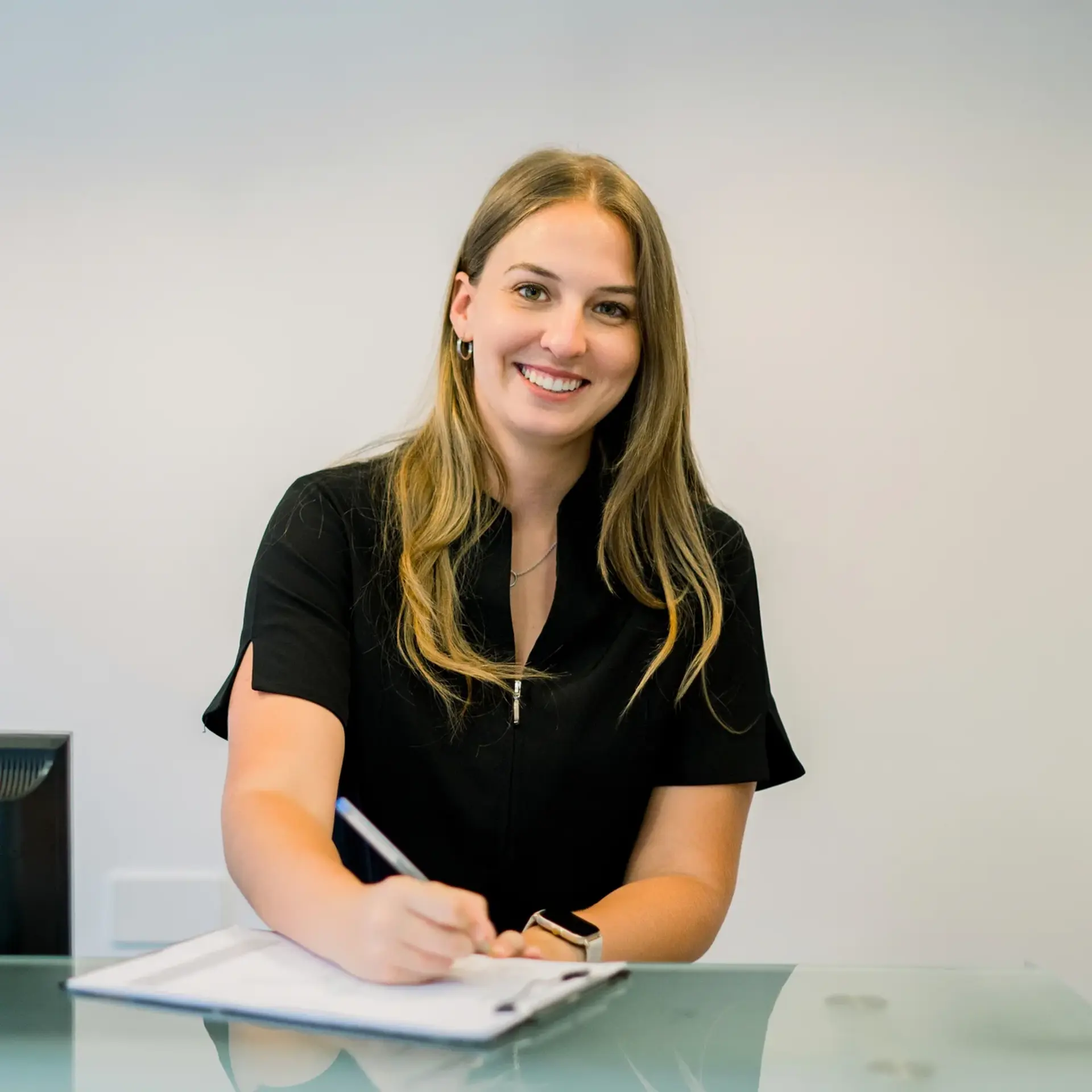 Kvinde sidder og skriver på clipboard