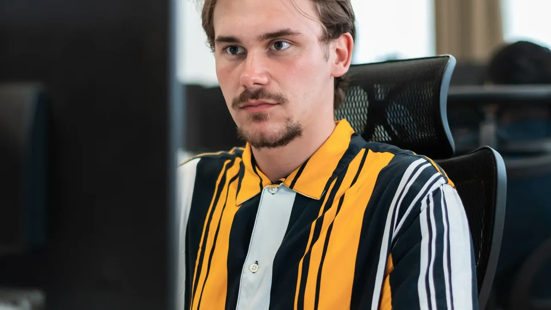 Ung mand foran computer