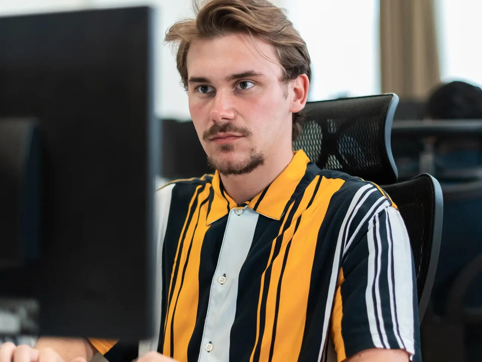 Ung mand foran computer