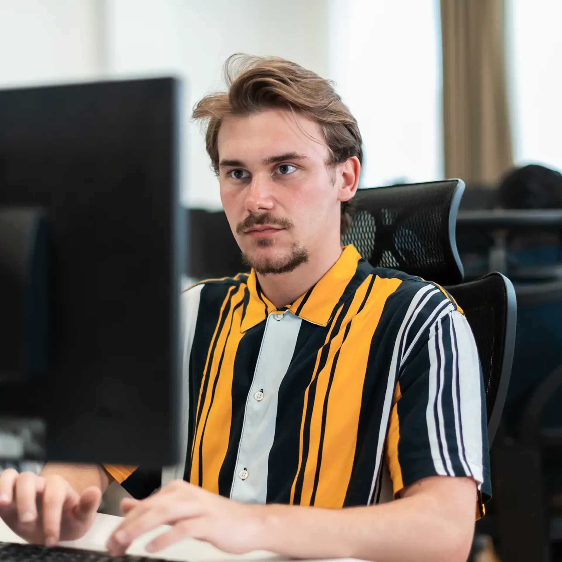 Ung mand foran computer