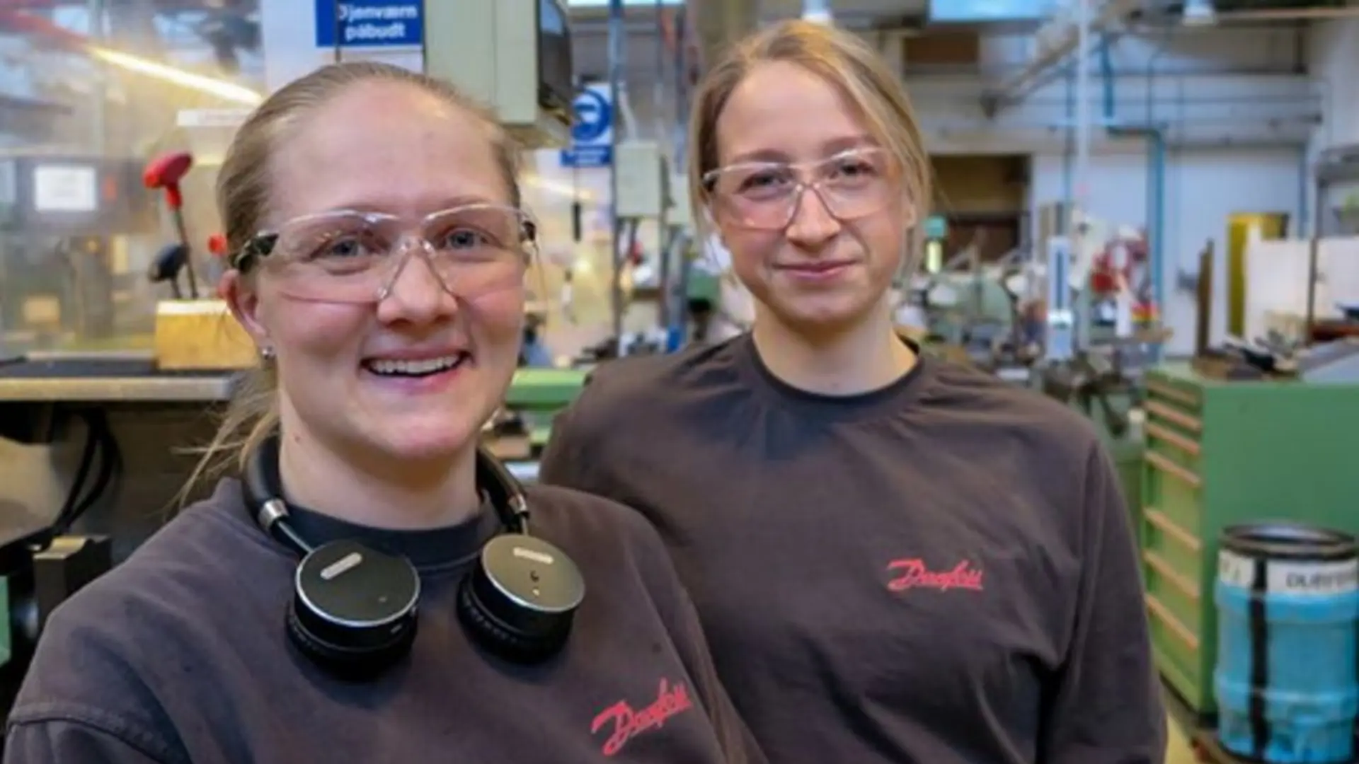 To unge medarbejdere hos Danfoss