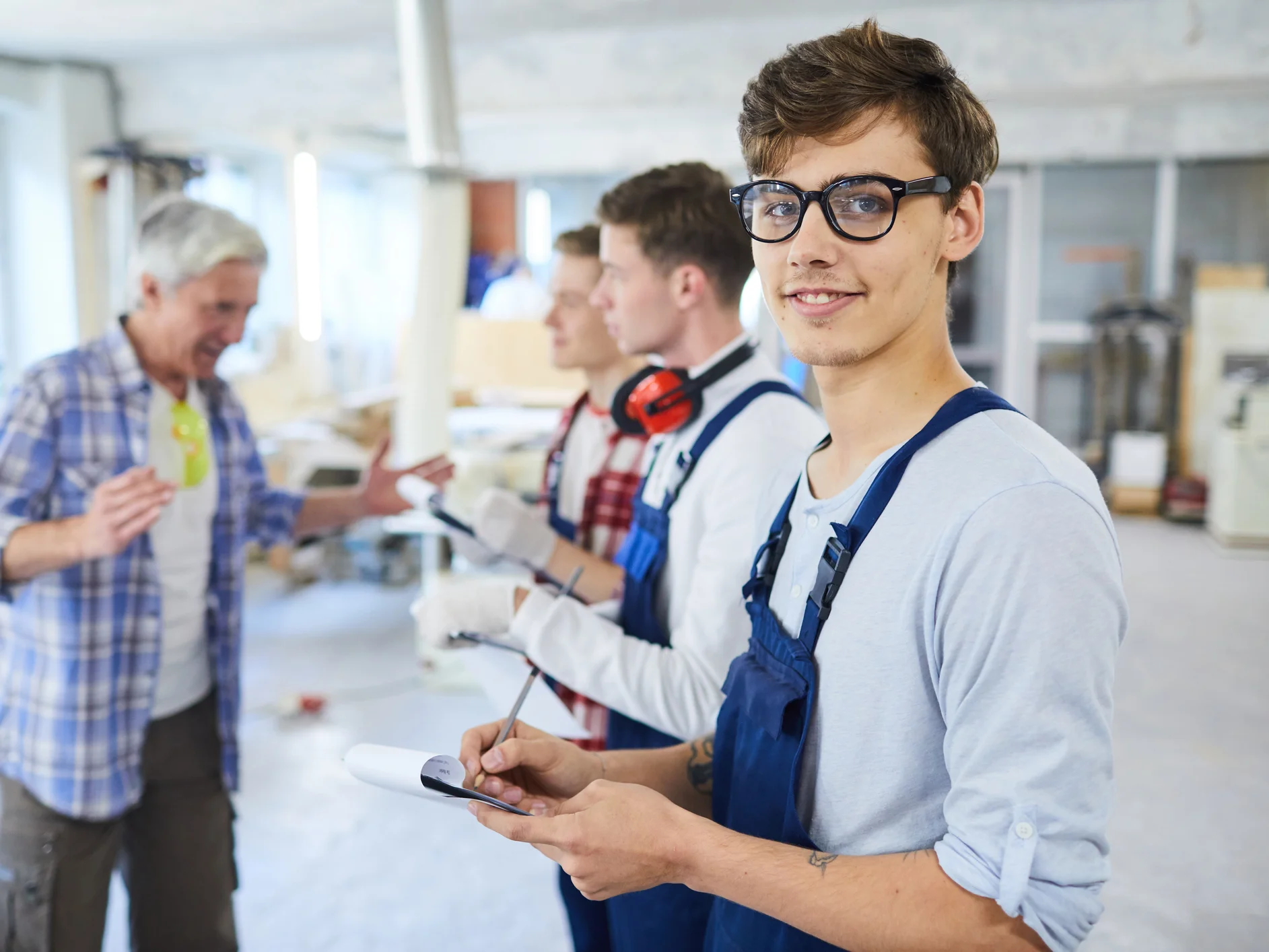 Unge medarbejdere på række tager noter