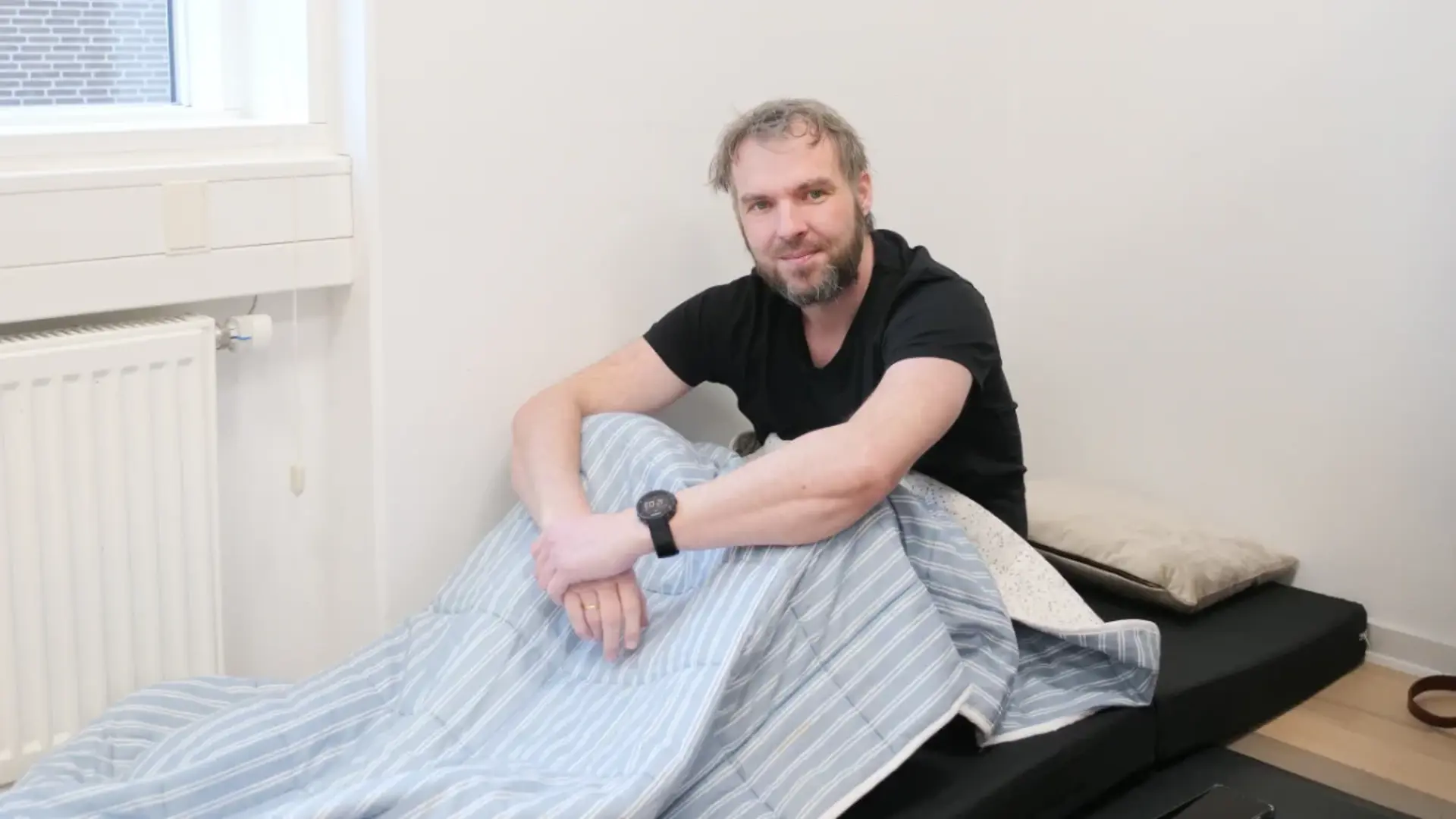 Christian Konge med tæppe på madras på gulvet 