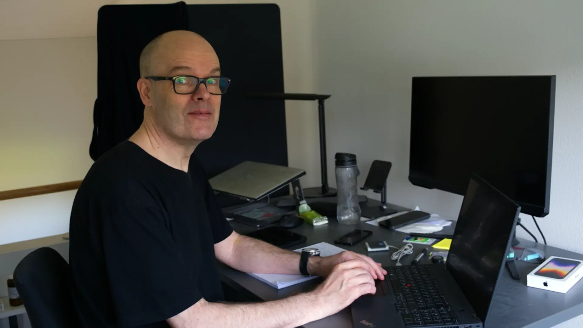 Carsten Balle foran computer 