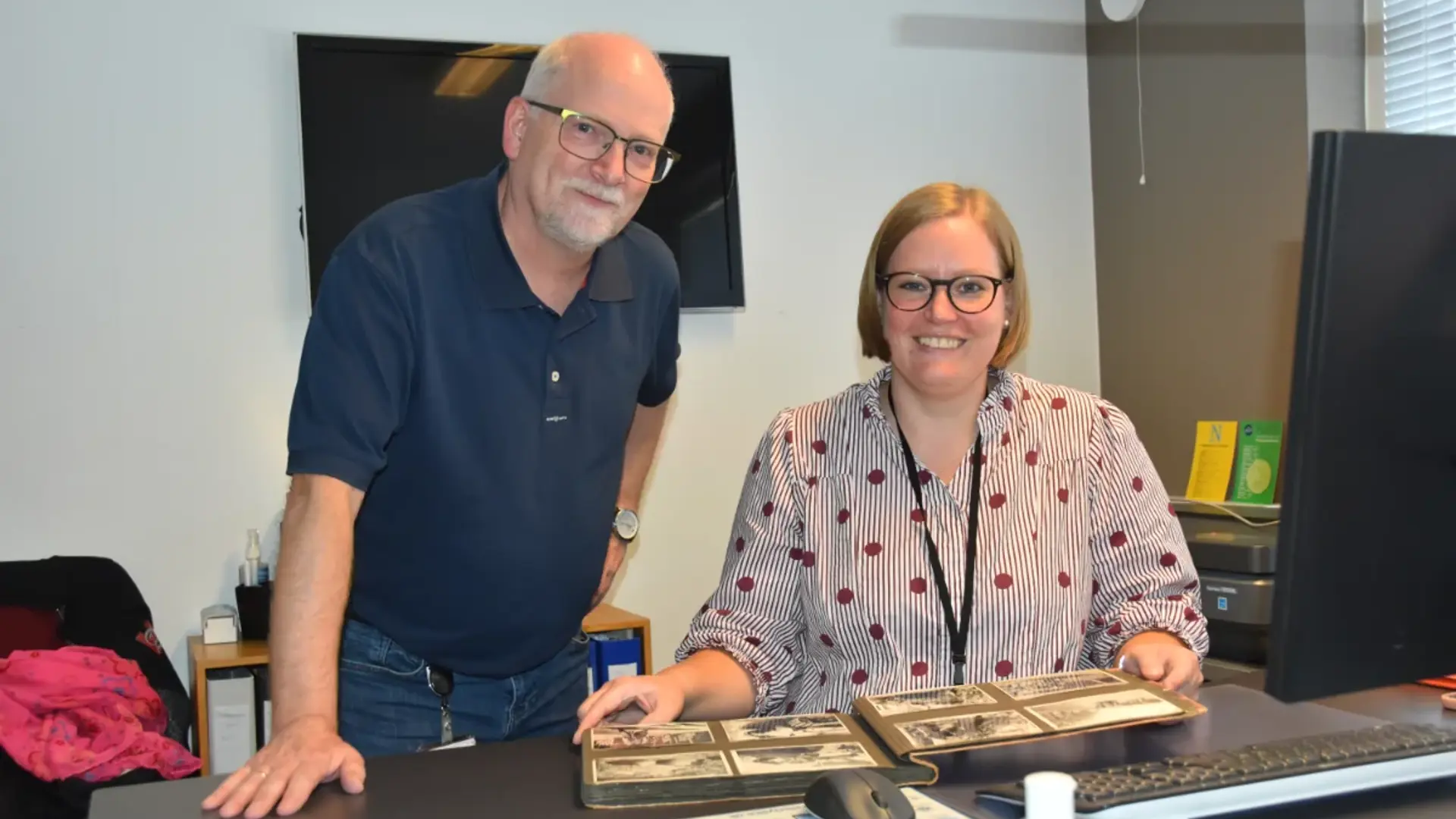 Sidsel Von Qualen sidder ved sit skrivebord med sin arbejdsgiver. 