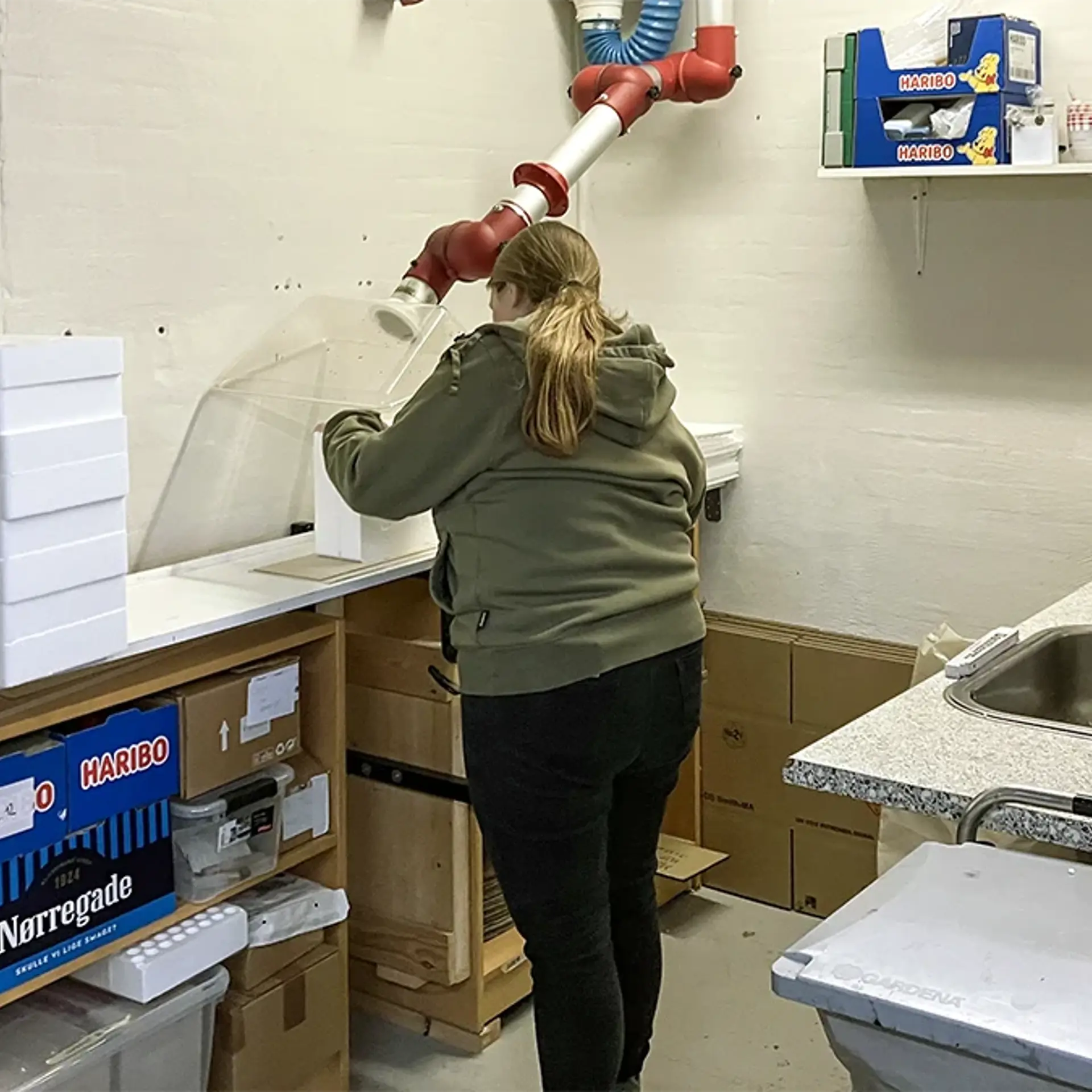 Kvinde står med ryggen til i produktionen