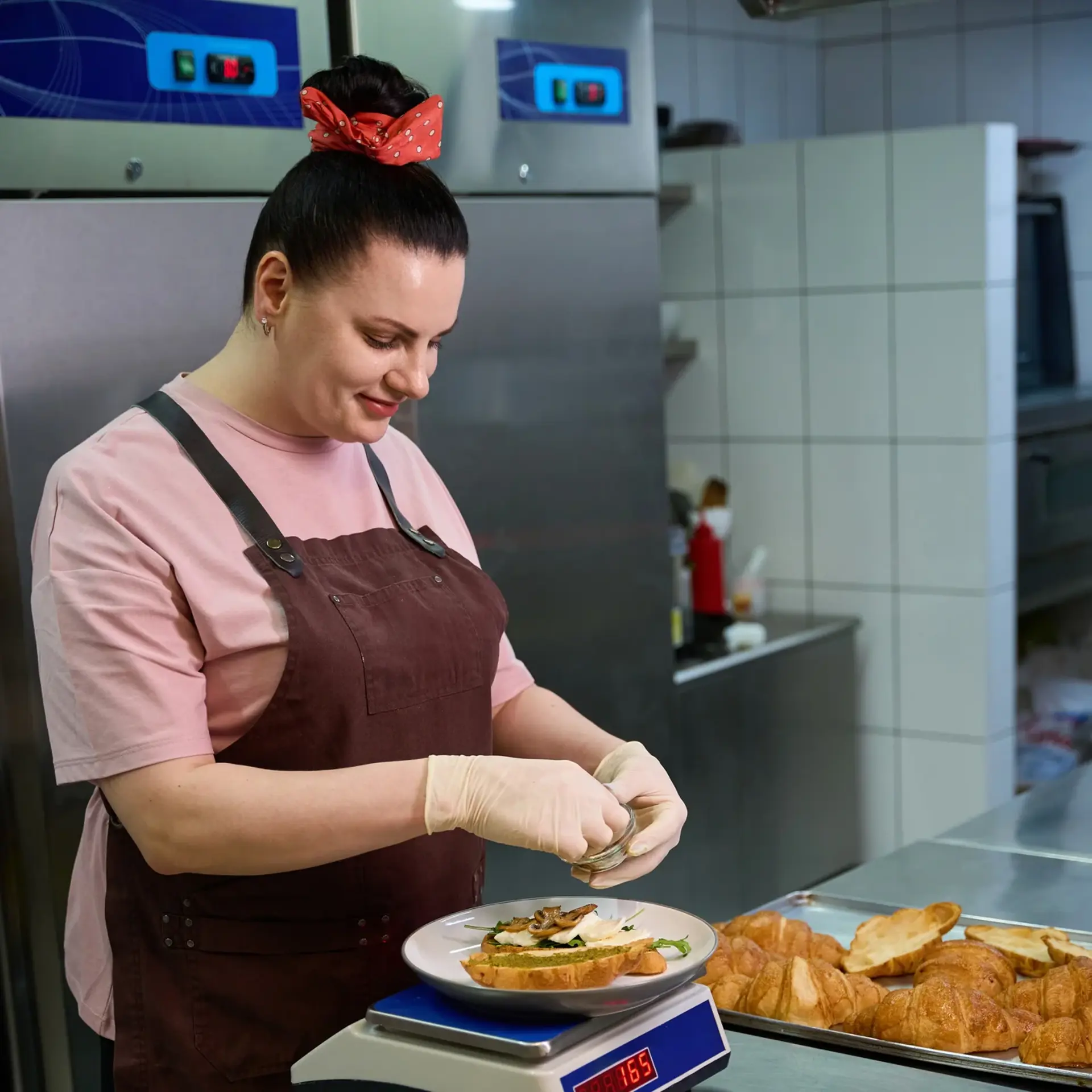 Kvinde laver mad i køkken