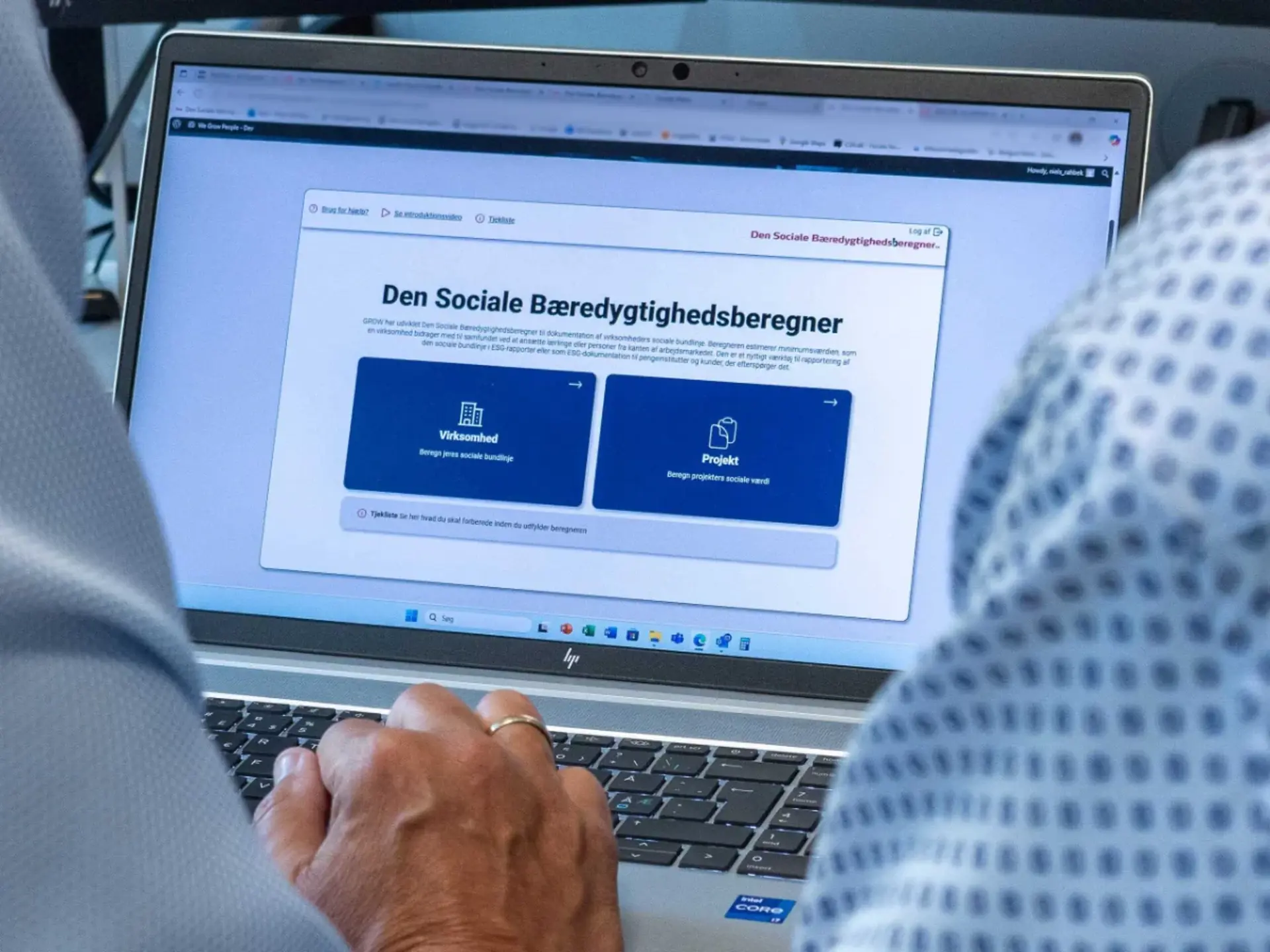PC med skærmbillede af Den Sociale Bæredygtighedsberegner